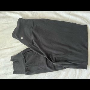 Black Lululemon align cropped joggers!